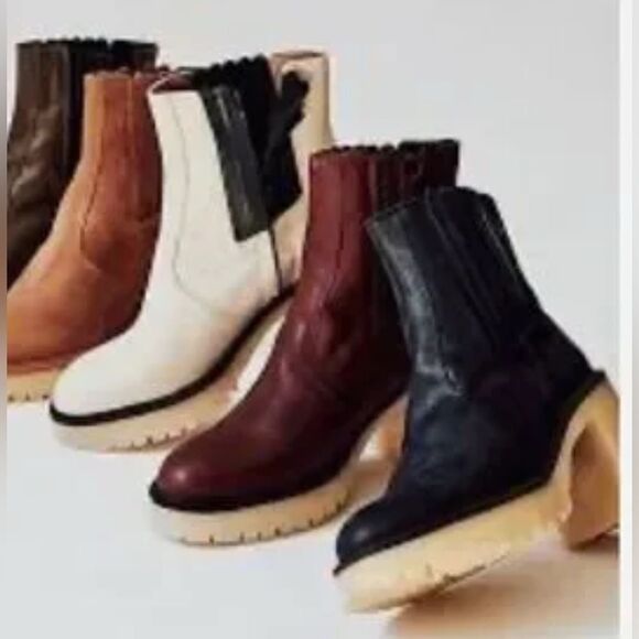 Free People James Chelsea Leather Boots in cream and black. 38/8 - Picture 1 of 13